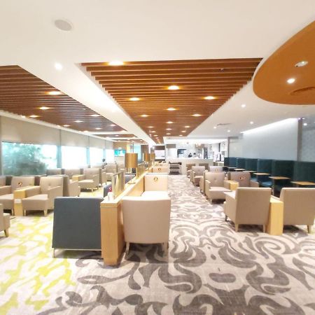 Отель Ambassador Transit Lounge Terminal 3 Сингапур Экстерьер фото