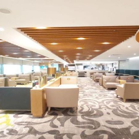 Отель Ambassador Transit Lounge Terminal 3 Сингапур Экстерьер фото